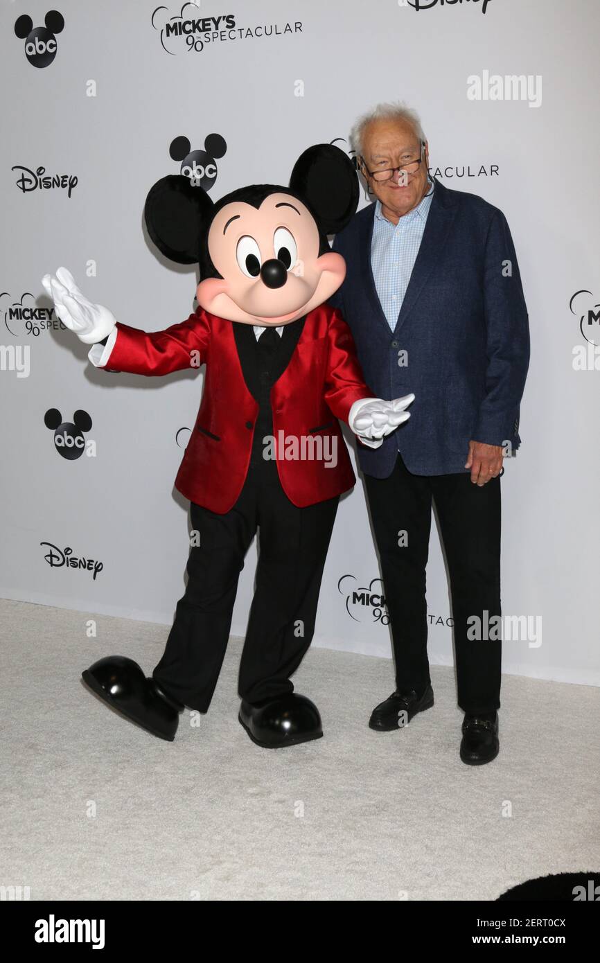 Mickey Mouse, Don Mischer en el espectacular Taping de Mickey's 90 en el Auditorio Shrine el 6 de octubre de 2018 en los Angeles, CA. (Foto de Katrina Jordan/Sipa USA) Foto de stock