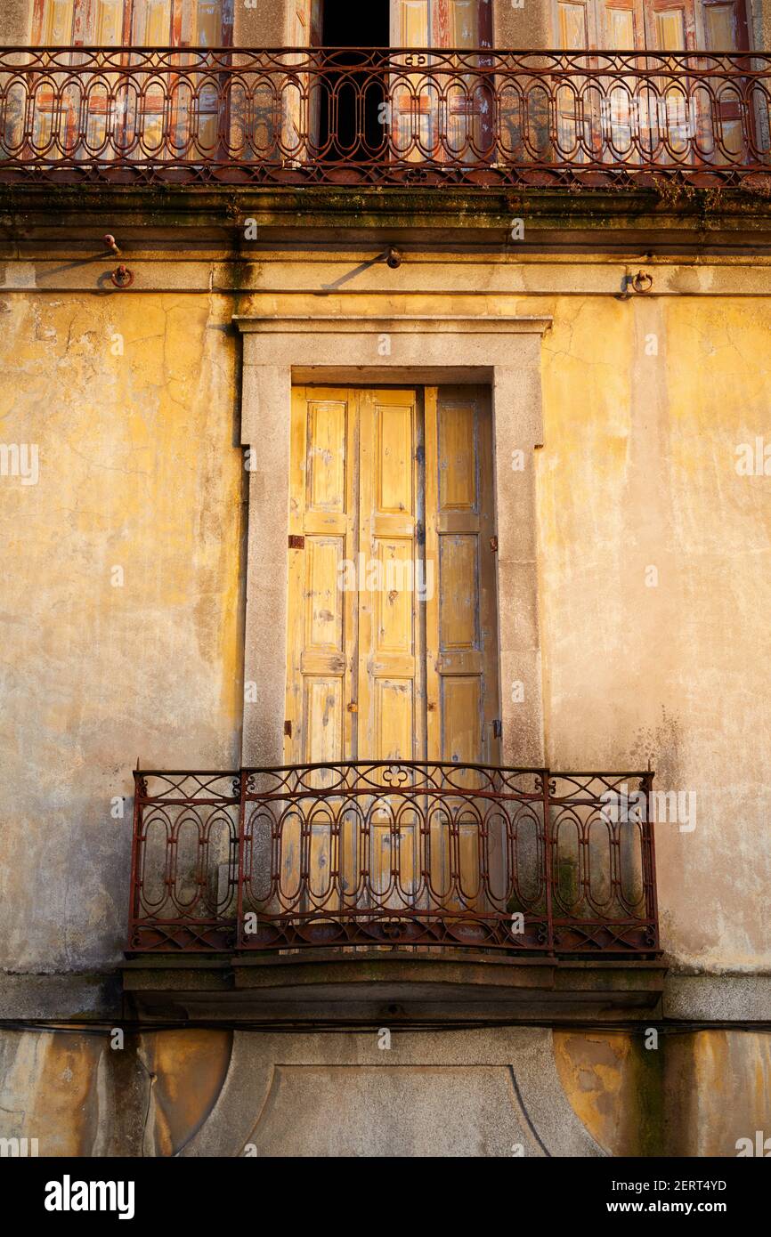 Puerta de balcón color amarillo ruinoso, Oporto, Portugal Foto de stock
