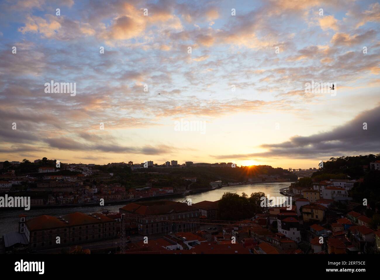 Puesta de sol sobre Oporto desde Psseio das Virtudes, Oporto, Portugal Foto de stock