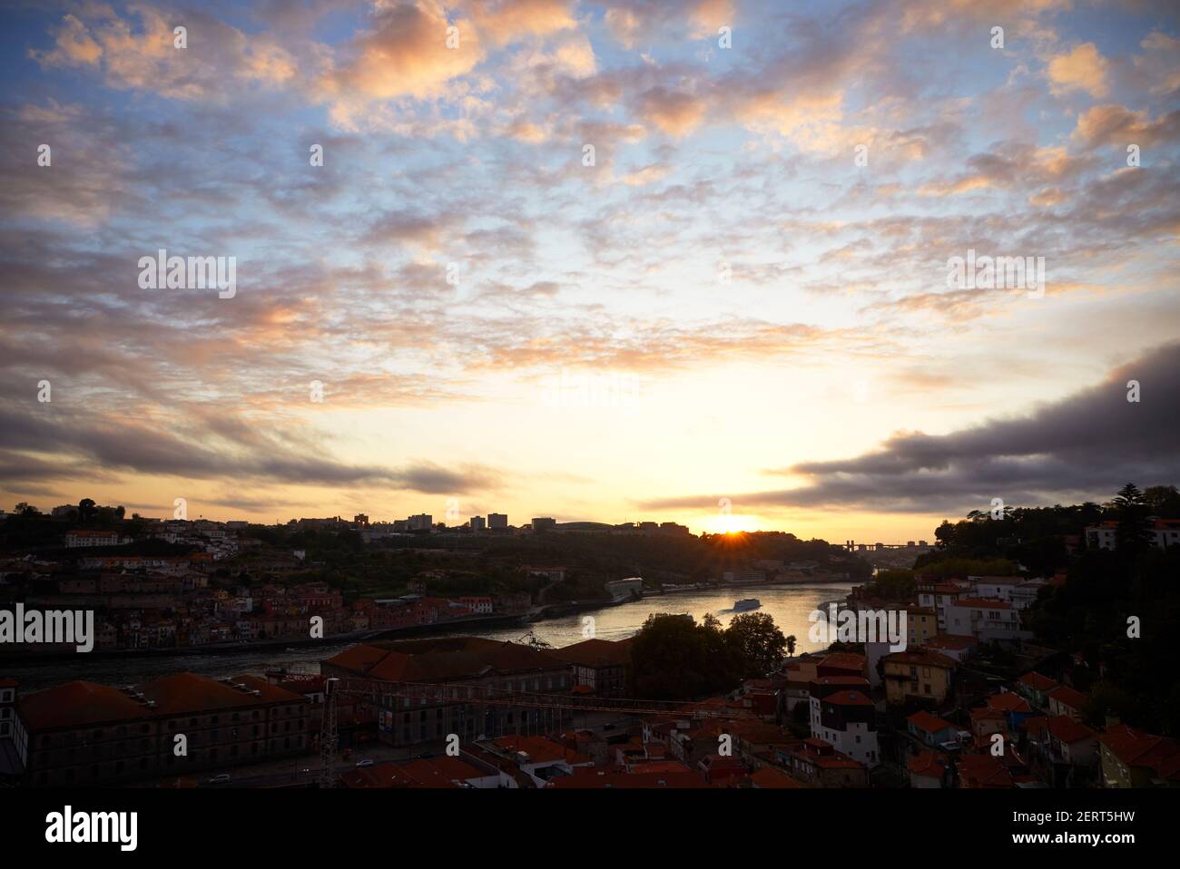 Puesta de sol sobre Oporto desde Psseio das Virtudes, Oporto, Portugal Foto de stock