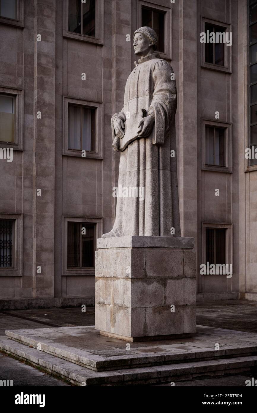 Estatua del Tribunal da Relaçåo do Porto, Oporto, Portugal Foto de stock