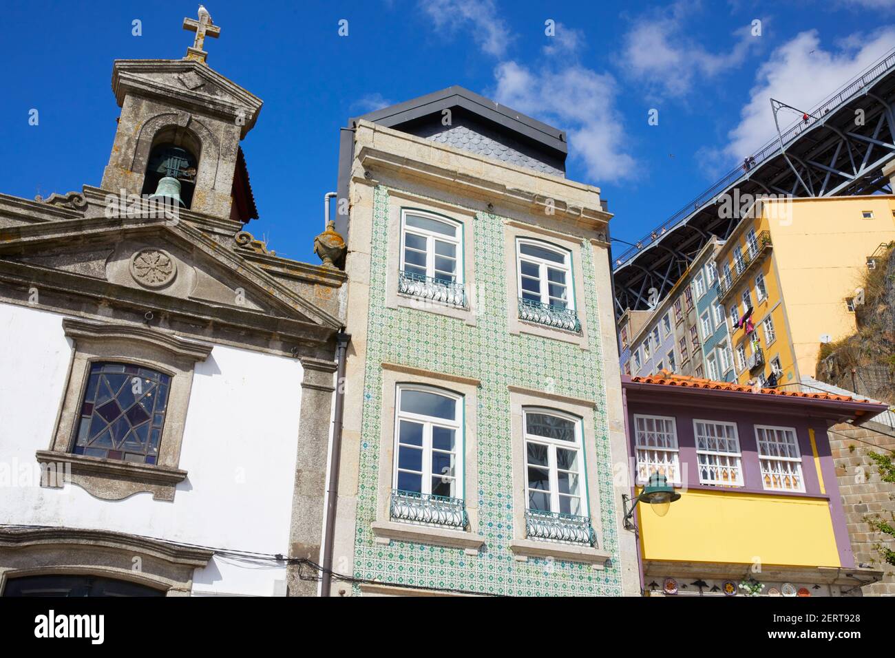Fachadas de casas de colores, Oporto, Portugal Foto de stock