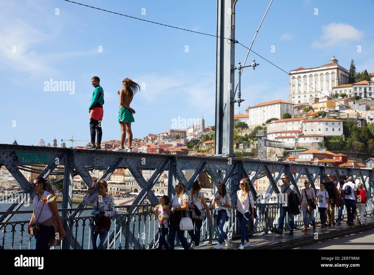 Adolescentes de pie en Ponte Luis I sobre el Río Duero, antes de saltar, Oporto, Portugal Foto de stock