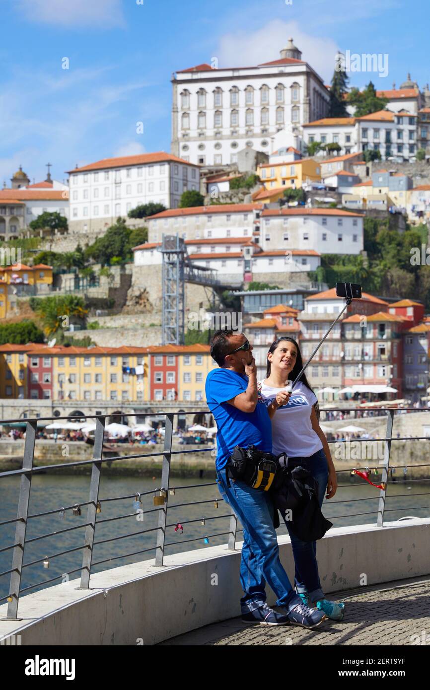 Pareja tomando selfie, Porto, Portugal Foto de stock