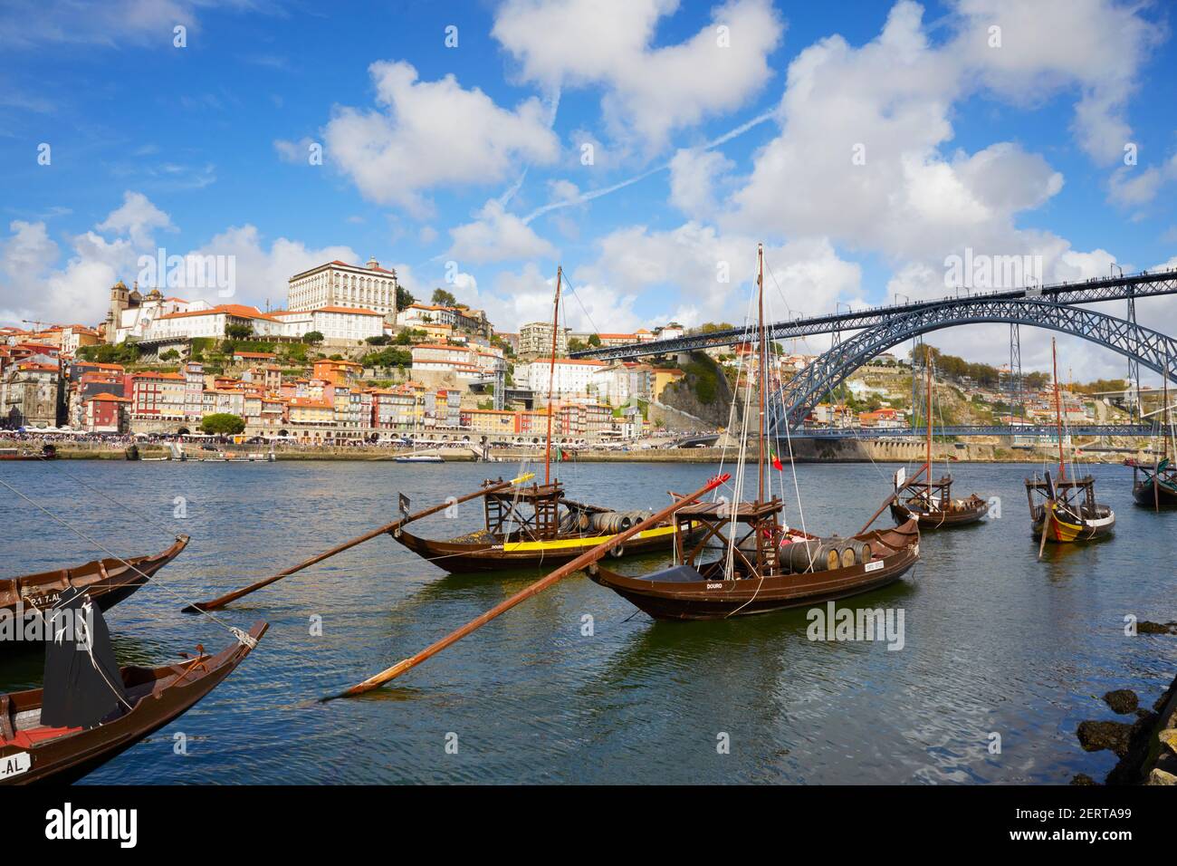 Barcos Rabelo tradicionales amarrados en el río Duero, Oporto, Portugal Foto de stock