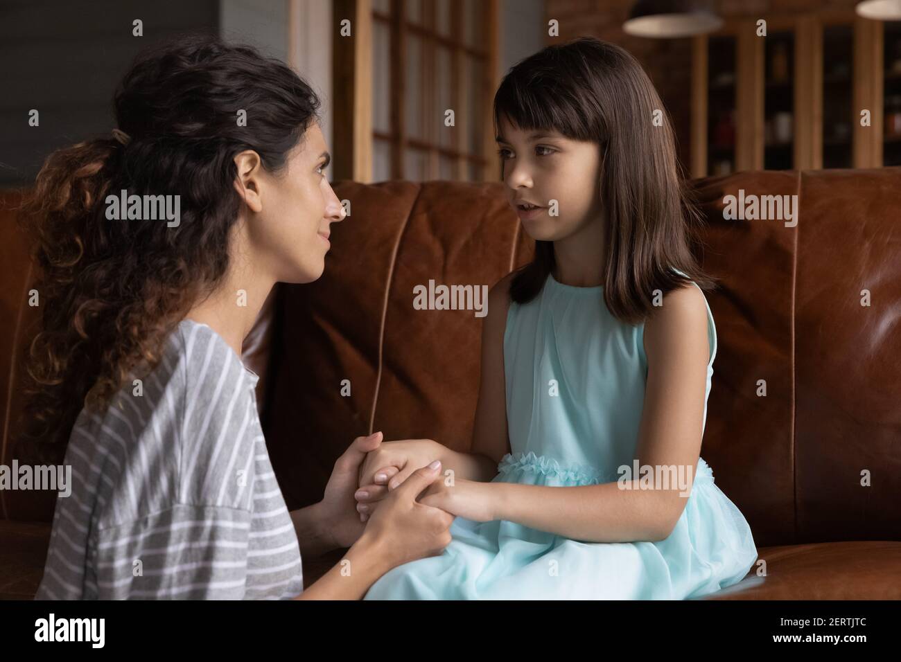 La madre y la hija latina se reconcilian en casa Foto de stock