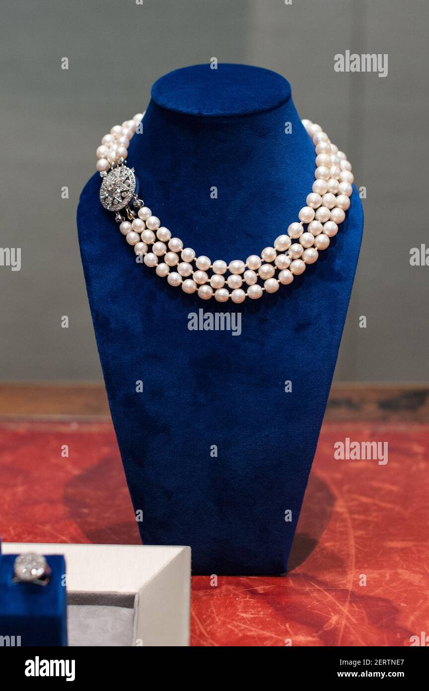 Collar de perlas naturales y diamantes parte de las Joyas de María  Antonieta (est $200,000-300,000) en la Vista previa de Prensa de Sotheby's  para las Joyas reales de la Familia Bourbon Parma