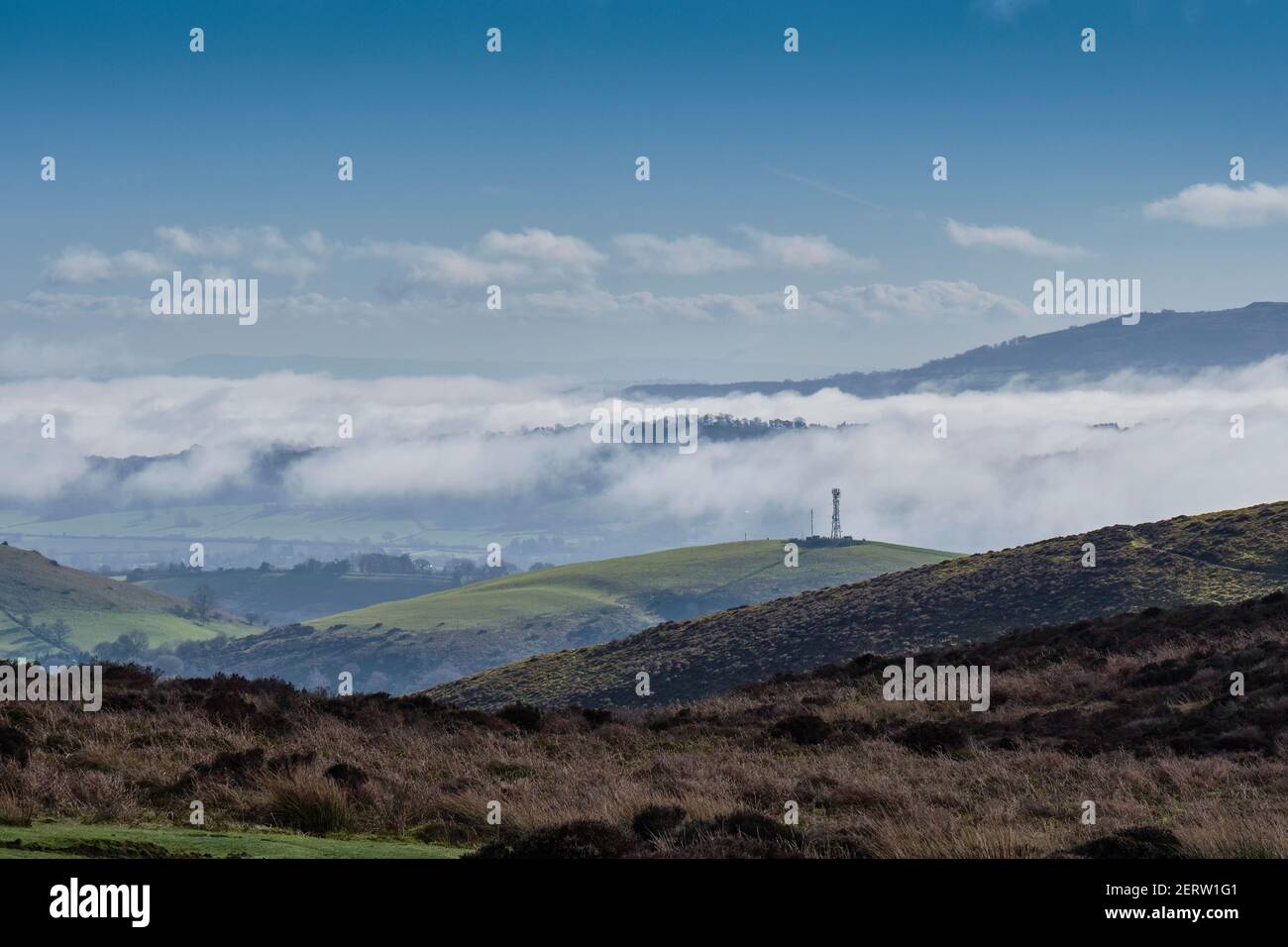 Niebla en los valles entre Hazler Hill y Brown Clee Hill, visto desde el Long Mynd, Church Stretton, Shropshire Foto de stock