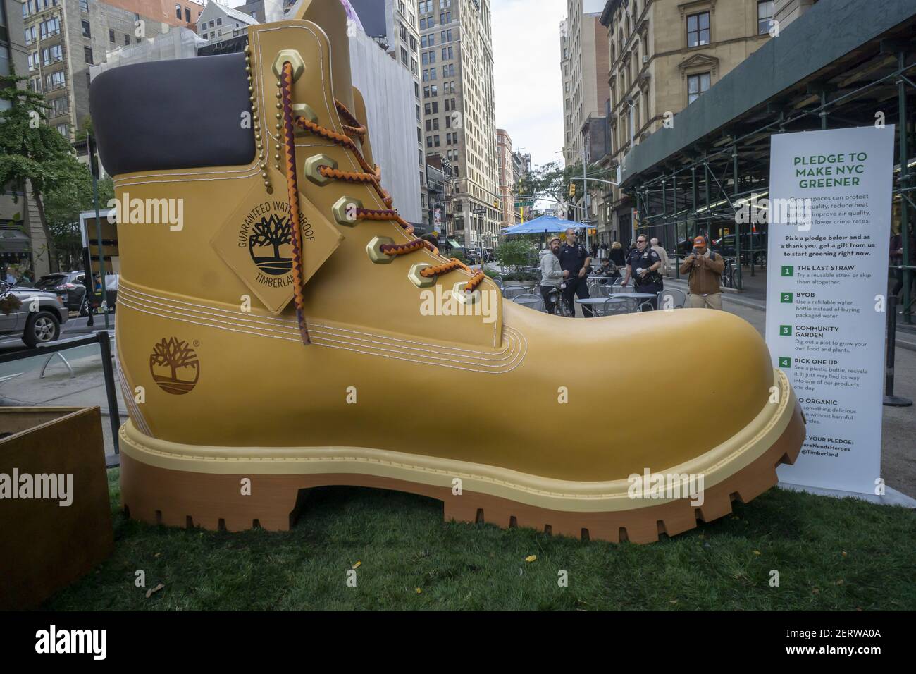 Una bota gigante de Timberland atrae a los visitantes a Flatiron Plaza en Nueva York el martes, 16 de octubre de 2018, pueden poner gratis en un evento de