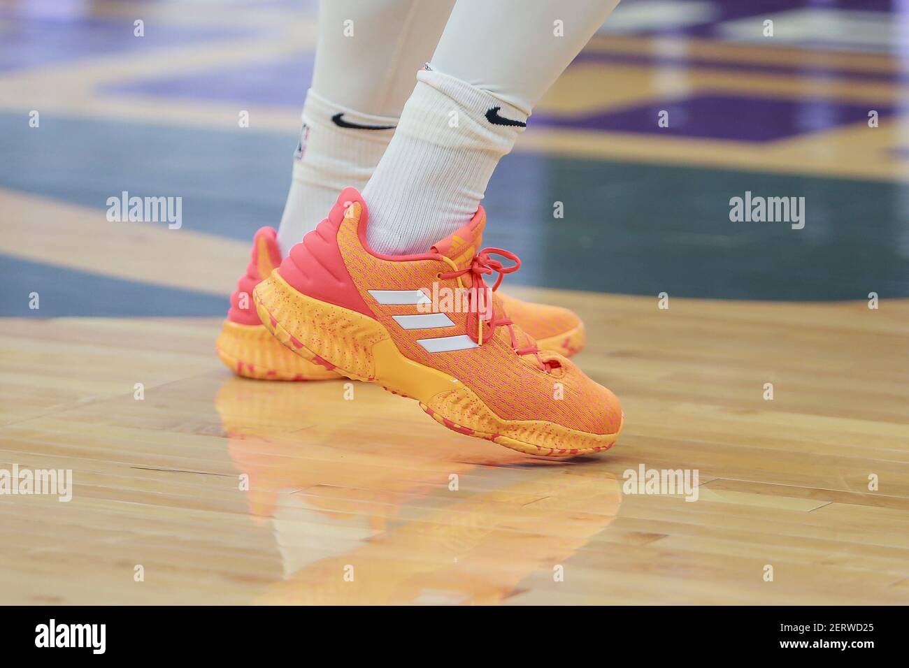17 de octubre de 2018; Sacramento, CA, EE.UU.; Una vista detallada de los  zapatos usados por el guardia de Jazz de Utah Donovan Mitchell (45) antes  de un partido contra los Reyes