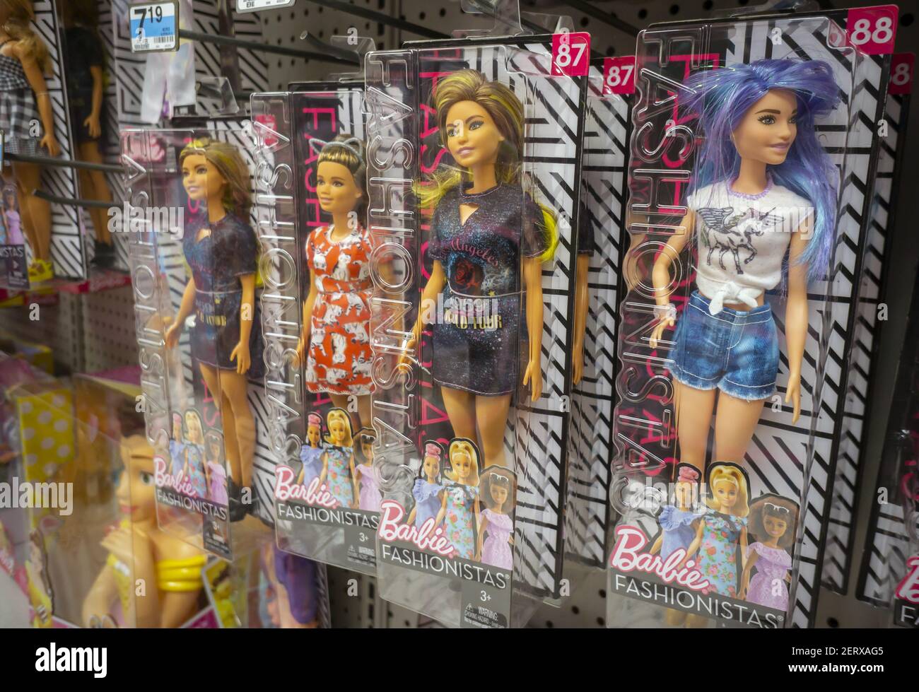 Un surtido de varias muñecas Mattel Barbie en una tienda Kmart en Nueva  York el viernes, 28 de septiembre de 2018. (Foto de Richard B. Levine  Fotografía de stock - Alamy