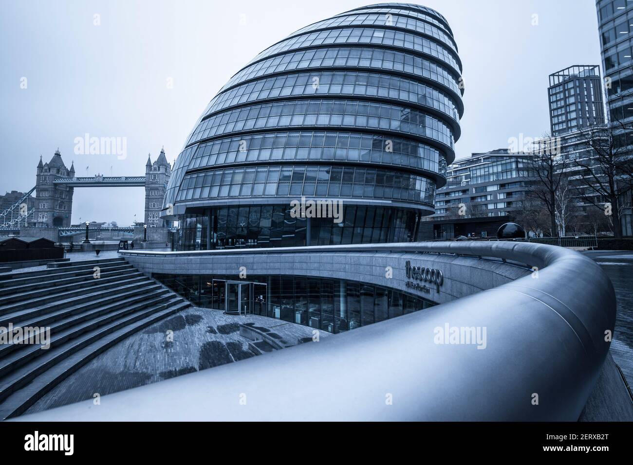 El Ayuntamiento de Londres y la Scoop en More London en la orilla sur del Támesis en un día nublado Foto de stock