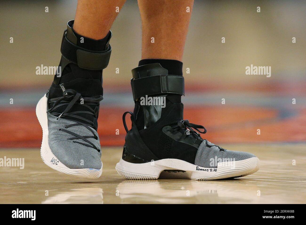 26 de octubre de 2018; Nueva York, NY, EE.UU.; Las zapatillas de deporte de  Golden State Warriors guardia Stephen Curry (30) durante el primer cuarto  contra los New York Knicks en Madison