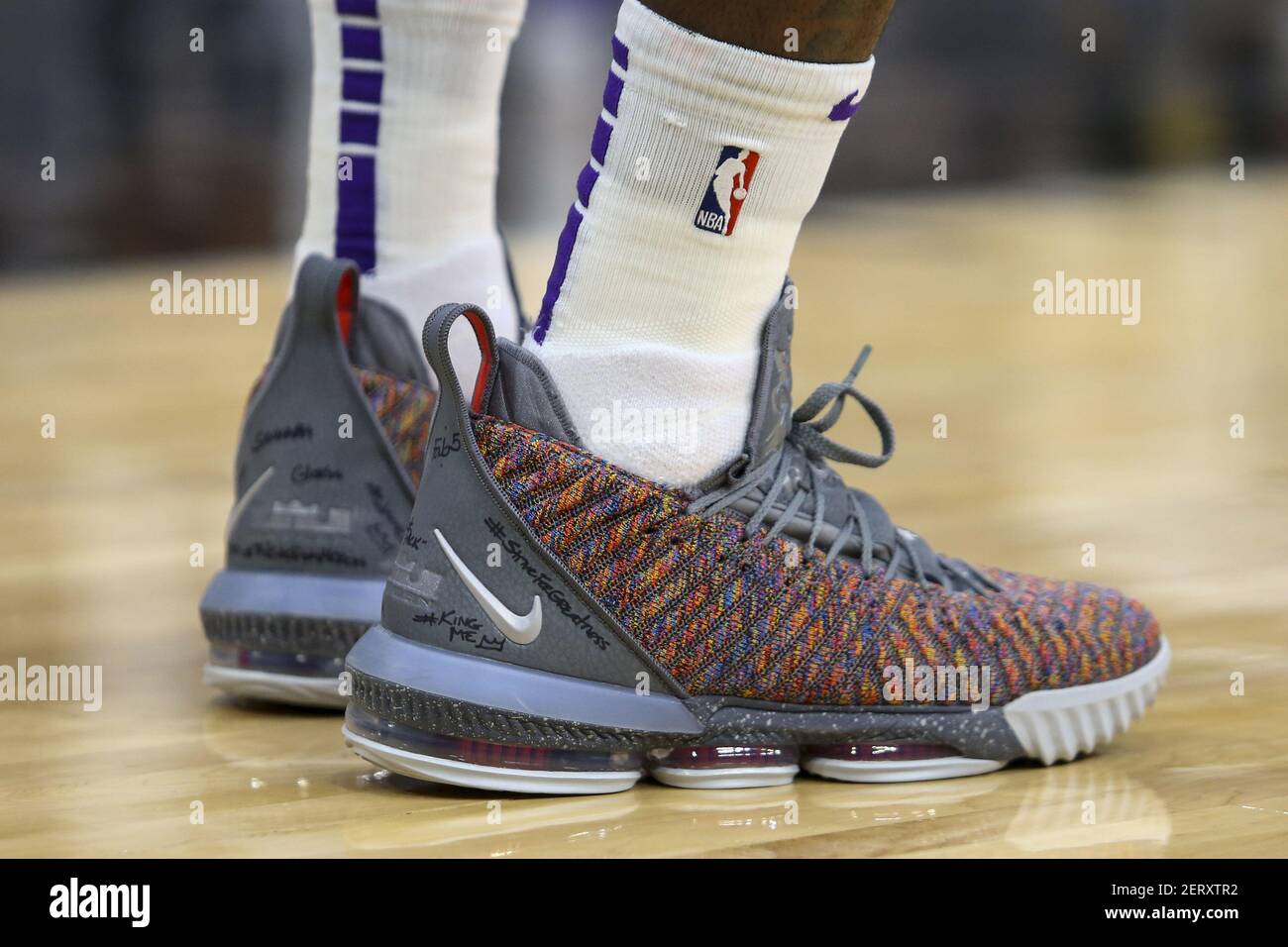 27 de octubre de 2018; San Antonio, TX, EE.UU.; Los Angeles Lakers adelante  LeBron James (23) zapatos durante el juego contra los San Antonio Spurs en  AT\u0026T Center. Crédito obligatorio: John Glaser-USA