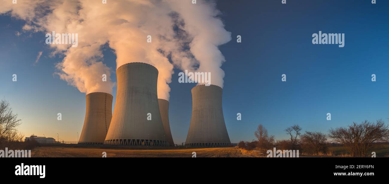 Temelin, república Checa - 02 28 2021: Central nuclear Temelin, torres de refrigeración al vapor en el paisaje al atardecer Foto de stock
