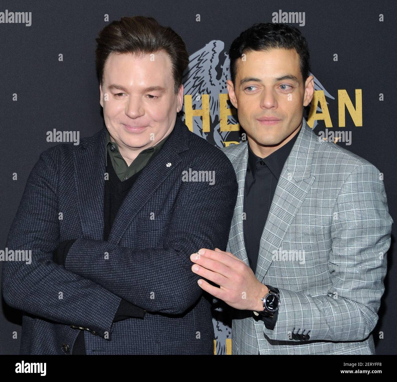 L-R: Los actores Mike Myers y Rami Malek asisten a la proyección especial  de Nueva York de Bohemian Rhapsody en el Paris Theatre en Nueva York, NY el  30 de octubre de