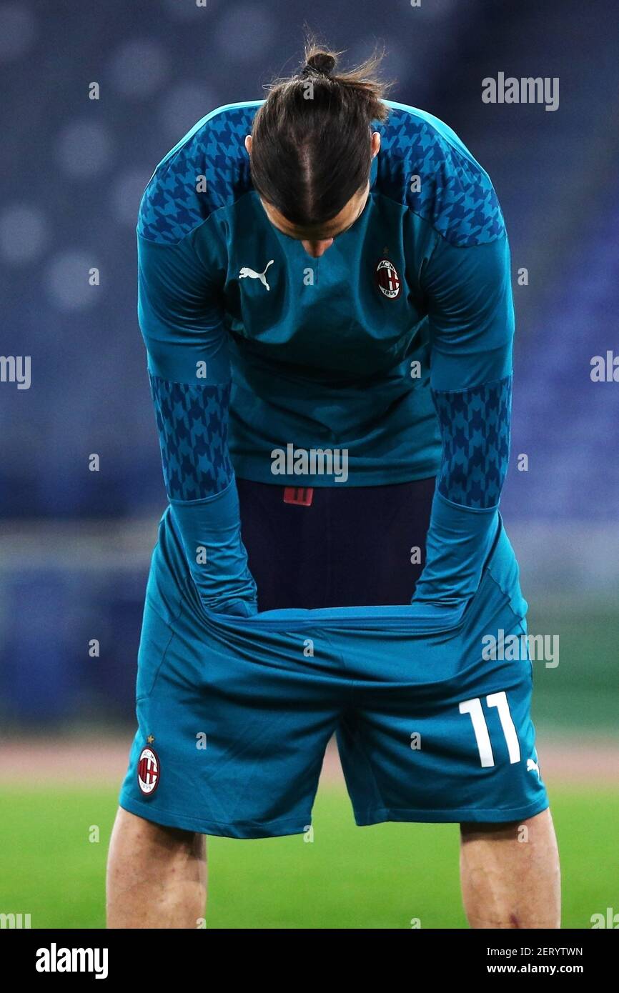 Zlatan Ibrahimovic de Milán organiza sus pantalones cortos durante el  calentamiento antes del campeonato italiano serie UN partido de fútbol  entre AS Roma y AC Milán el 28 de febrero de 2021