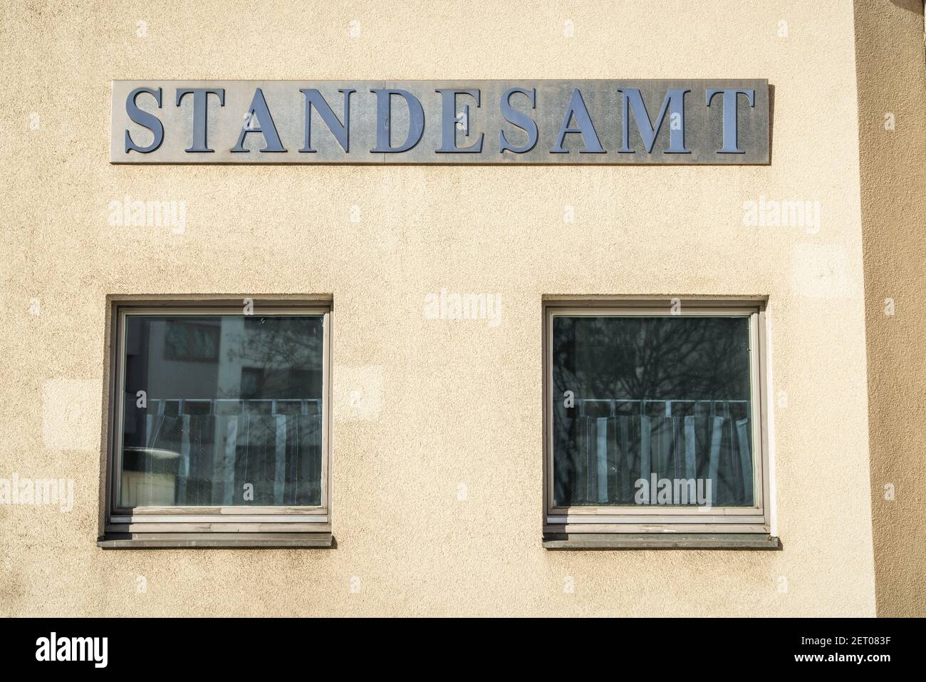 Standesamt Friedrichshain-Kreuzberg, Schlesische Strasse, schmucklose Fassade, Berlín Foto de stock