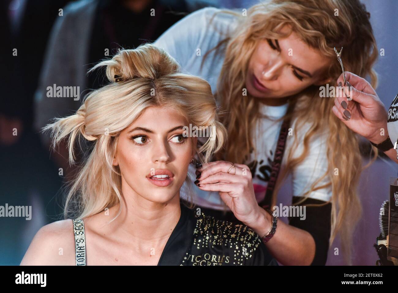 El modelo Devon Windsor consigue su pelo y maquillaje hecho entre  bastidores antes de la Victoria's Secret Fashion Show 2018 celebrada en  Pier 94 en Nueva York, NY el 8 de noviembre