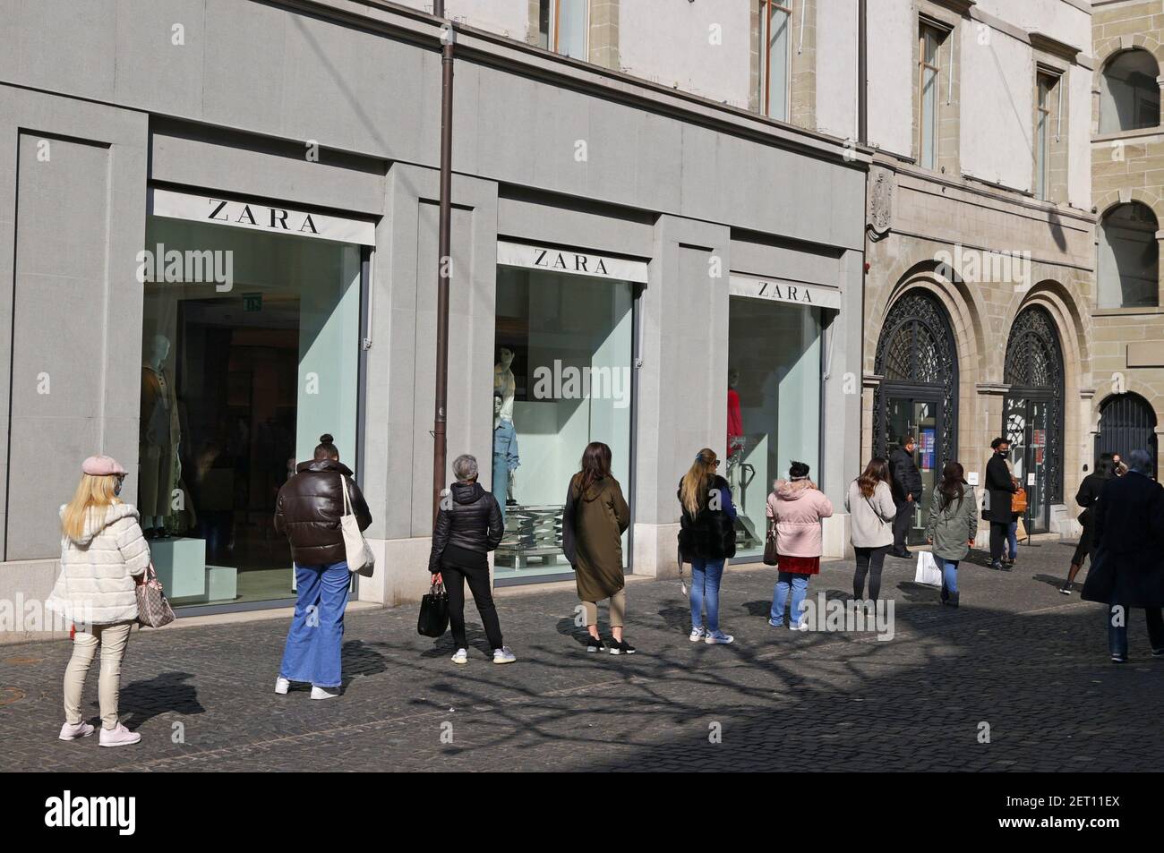Las personas hacen cola fuera de la tienda de Zara el día de la reapertura,  durante el brote de la enfermedad coronavirus (COVID-19) en Ginebra, Suiza,  1 de marzo de 2021. REUTERS/Denis