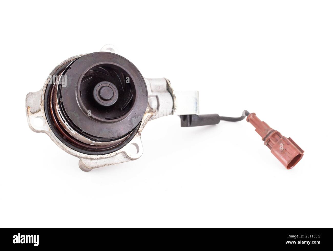 Una bomba de coche moderna probada en el de refrigeración con un sensor de temperatura. Concepto de agua automática sobre fondo blanco, mecánico Fotografía de stock - Alamy