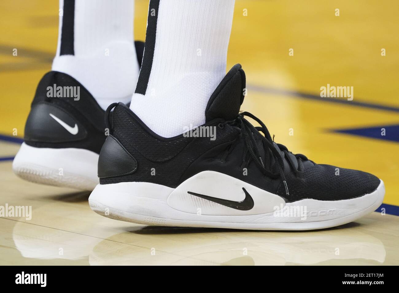 10 de noviembre de 2018; Oakland, CA, EE.UU.; Vista detallada de las  zapatillas Nike usadas por Brooklyn Nets Forward Ed Davis (17) durante el  primer cuarto contra los Golden State Warriors en