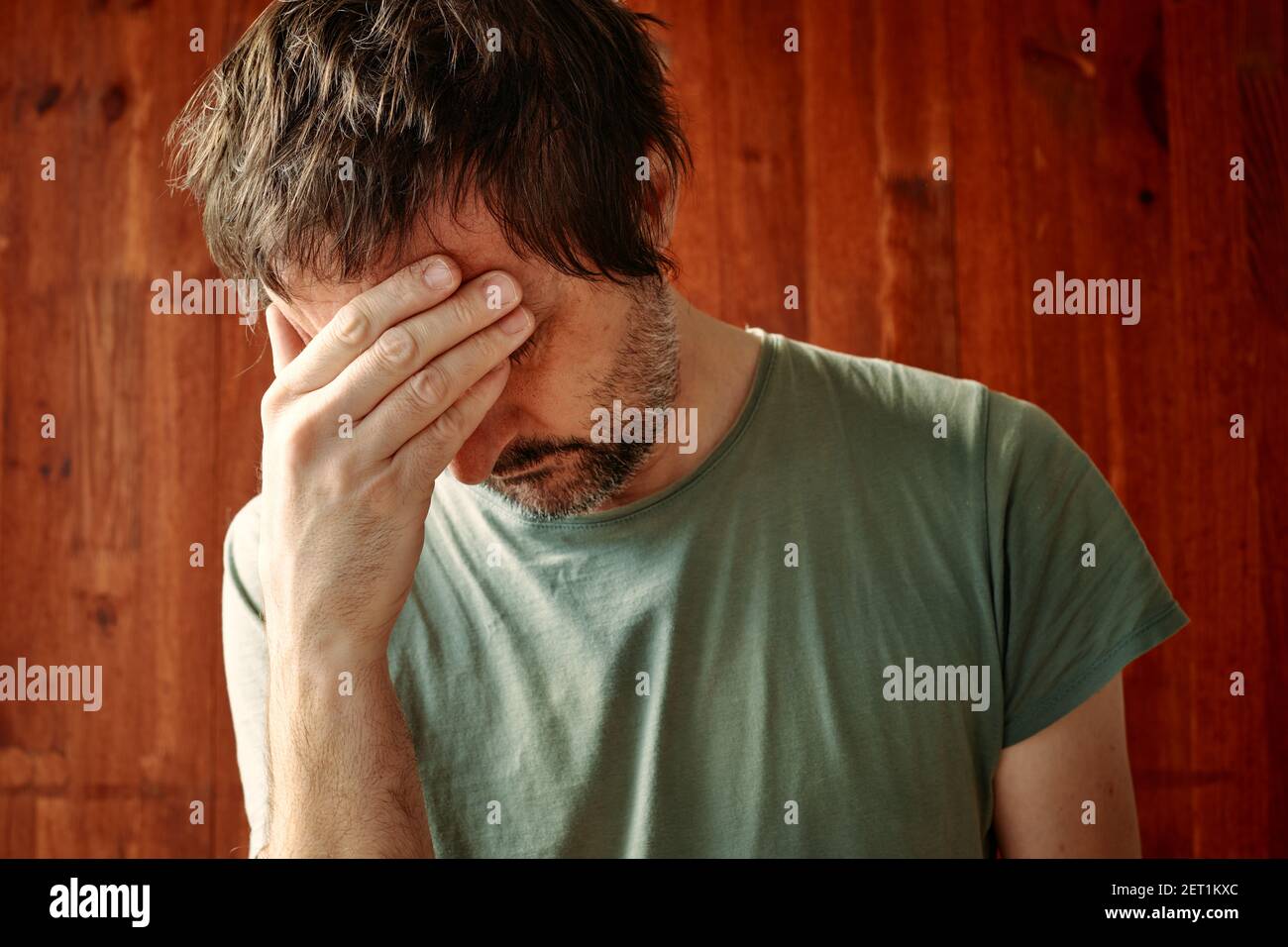Concepto de depresión matutina, hombre adulto que siente tristeza extrema y fatiga, enfoque selectivo retrato Foto de stock
