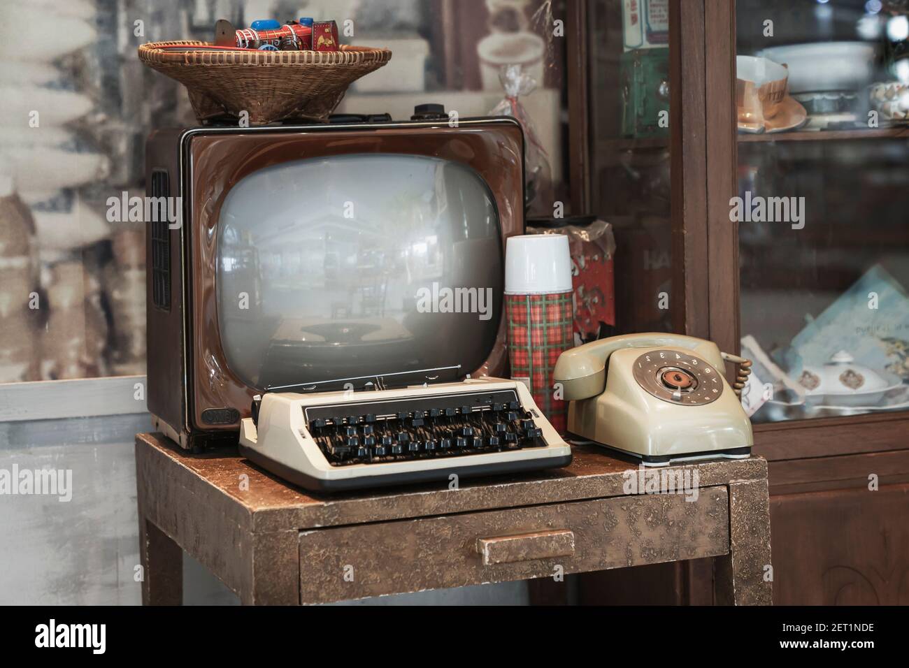 Interior retro - vieja televisión, máquina de escribir y teléfono de  marcación. Cosas de los años 50 y 60 Fotografía de stock - Alamy