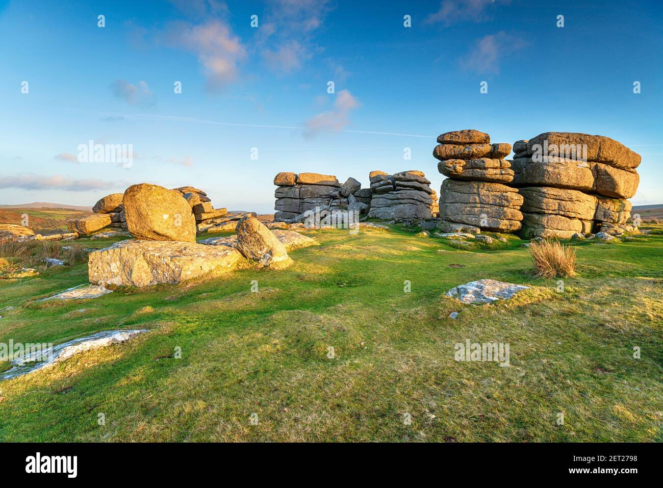 Formaciones rocosas en Combedstone Tor cerca de Hexworthy en Dartmoor Foto de stock