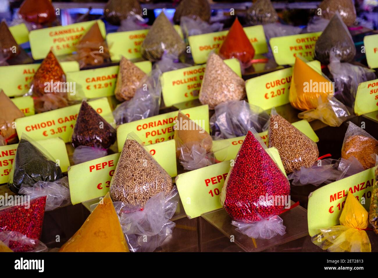 Variedad de especias crudas en venta, puesto de mercado en el mercado campo de' Fiori, Roma, Italia Foto de stock