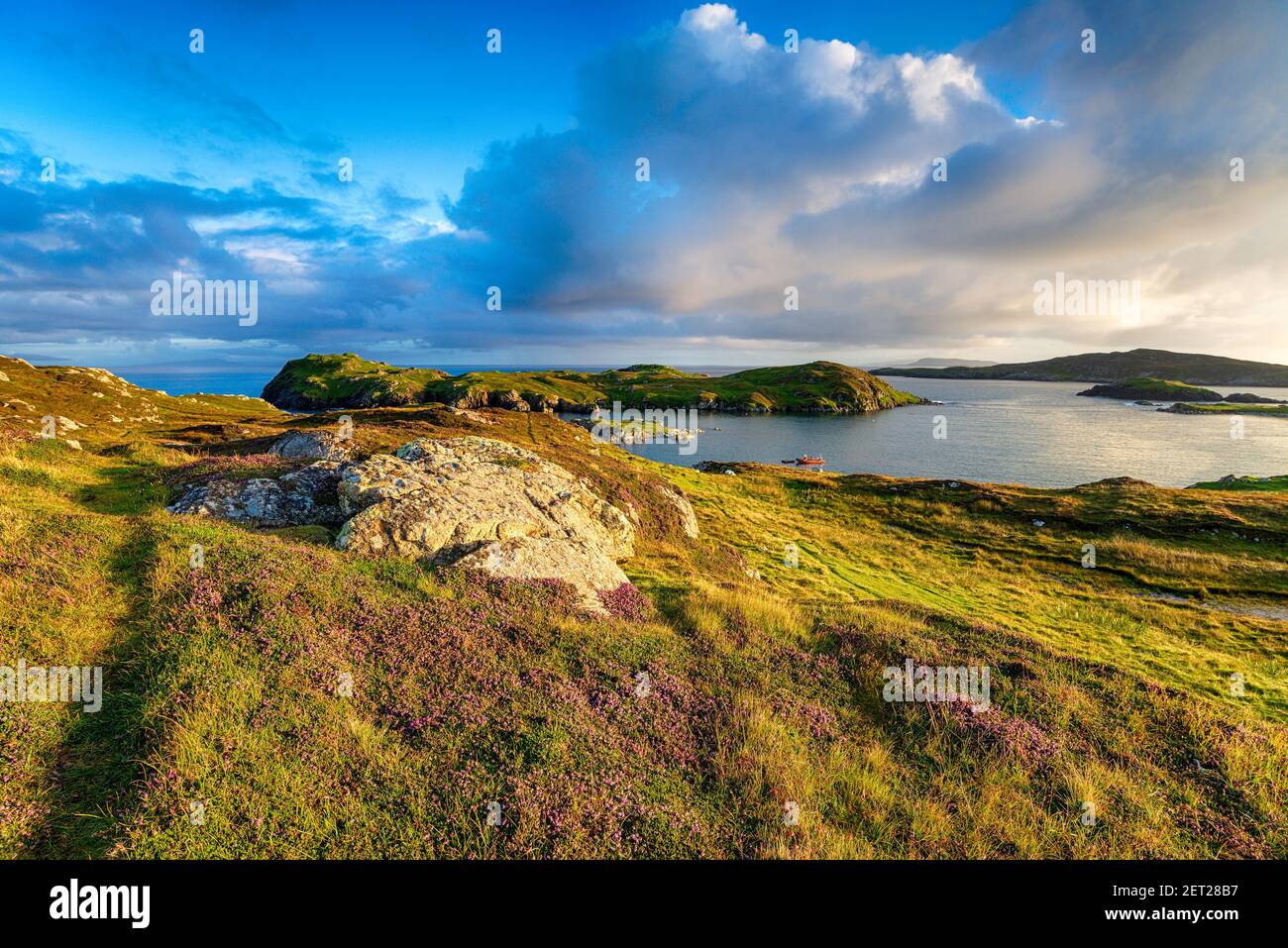 Verano en la costa de Rodel en la Isla de Harris en las Hébridas Exteriores de Escocia Foto de stock