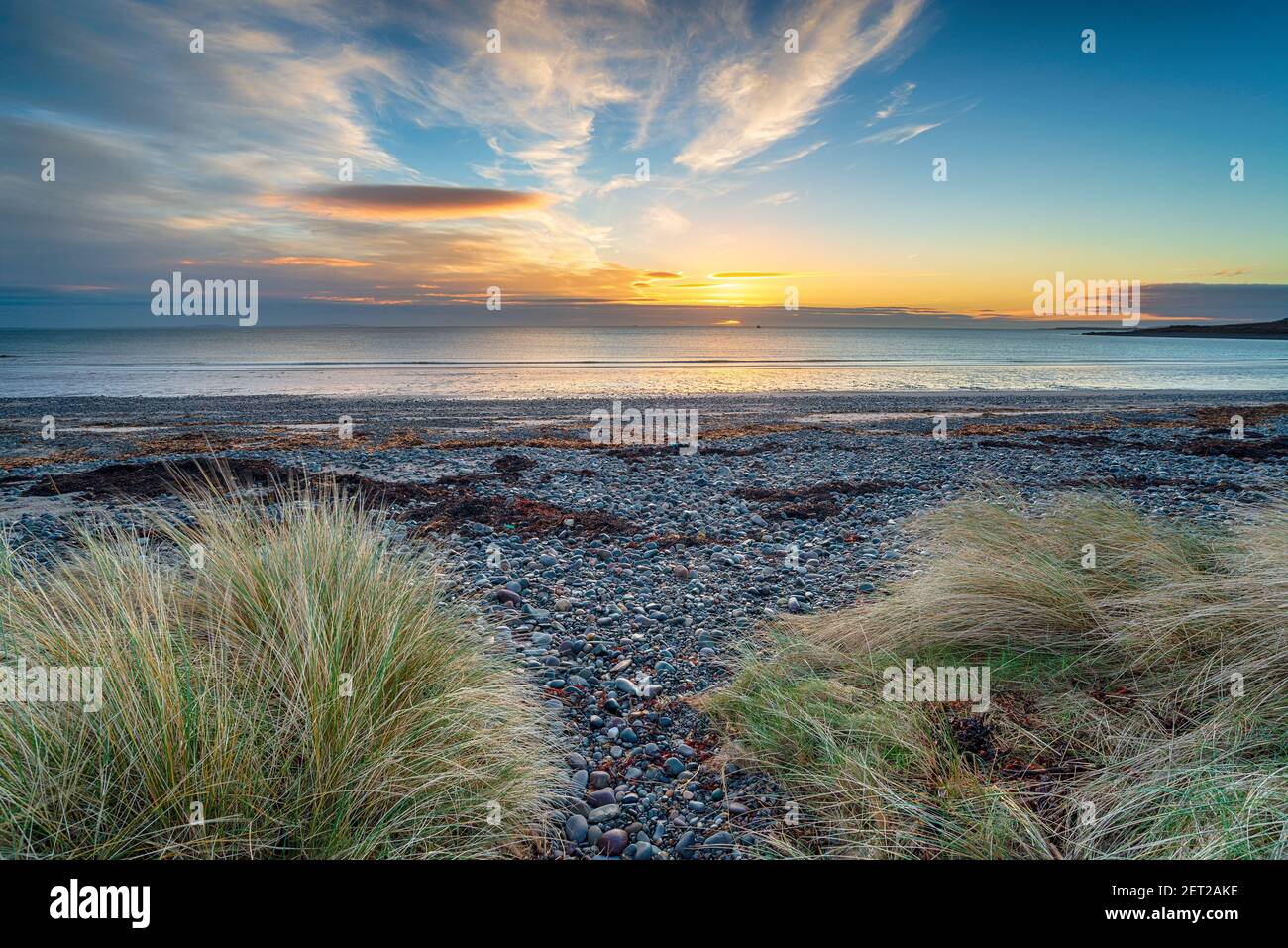 Hermoso amanecer sobre la playa en la Bahía de Nueva Inglaterra La costa oeste de Sotland cerca de Stranraer Foto de stock
