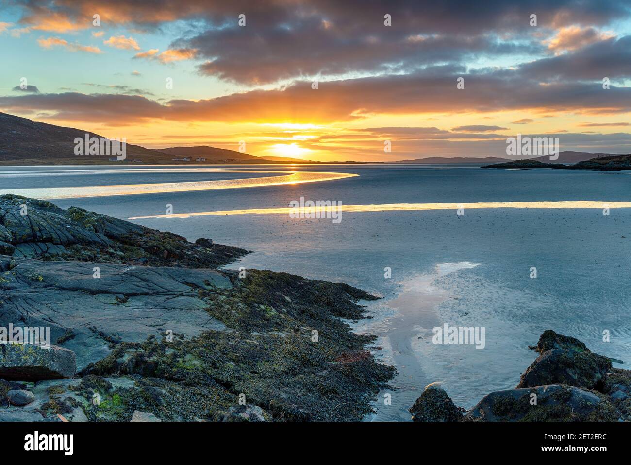 Hermosa puesta de sol en la marea baja sobre la playa Luskentire en el Isla de Harris en la Isla Occidental de Escocia Foto de stock