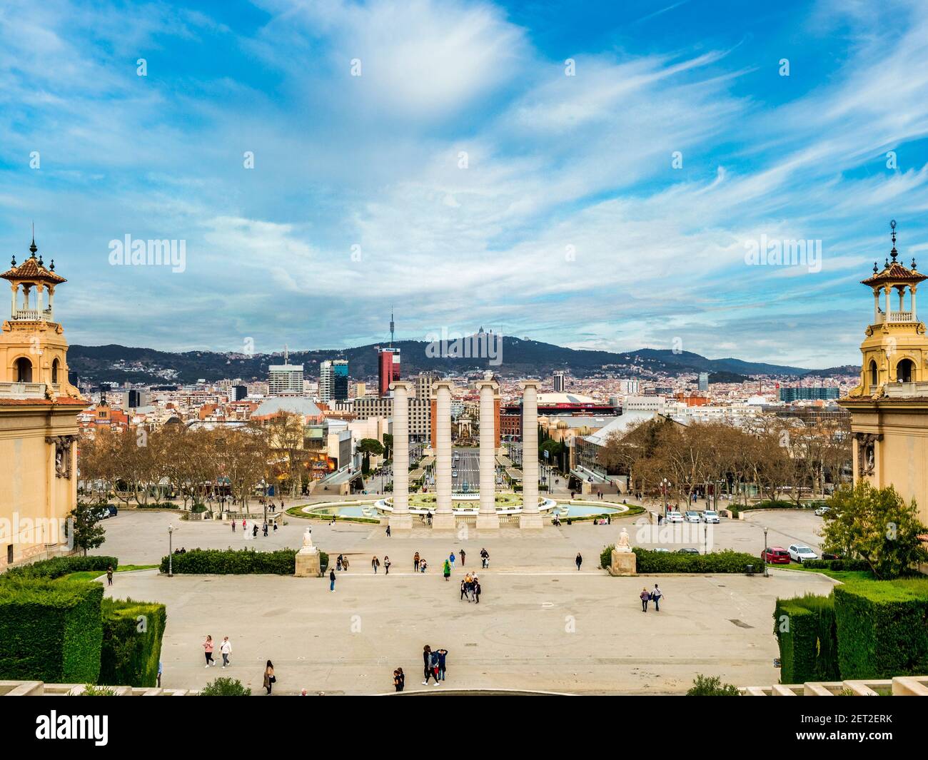 4 de marzo de 2020: Barcelona, España - Vista de Barcelona desde el Museo Nacional de Arte de Cataluña hacia la Plaza de España y el Monte Tibidabo. Foto de stock