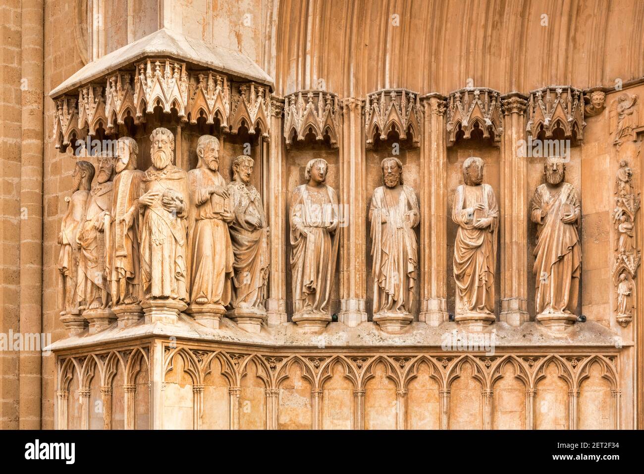 Detalle del friso en la fachada sureste de la Catedral Metropolitana de Tarragona desde Pla de la Seu en Tarragona, España. Foto de stock
