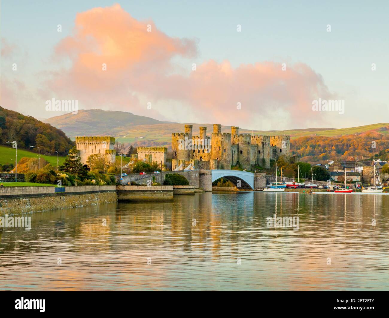 Castillo de Conwy, visto al otro lado del estuario de Conwy en Gales del Norte. Poco después del amanecer. Foto de stock
