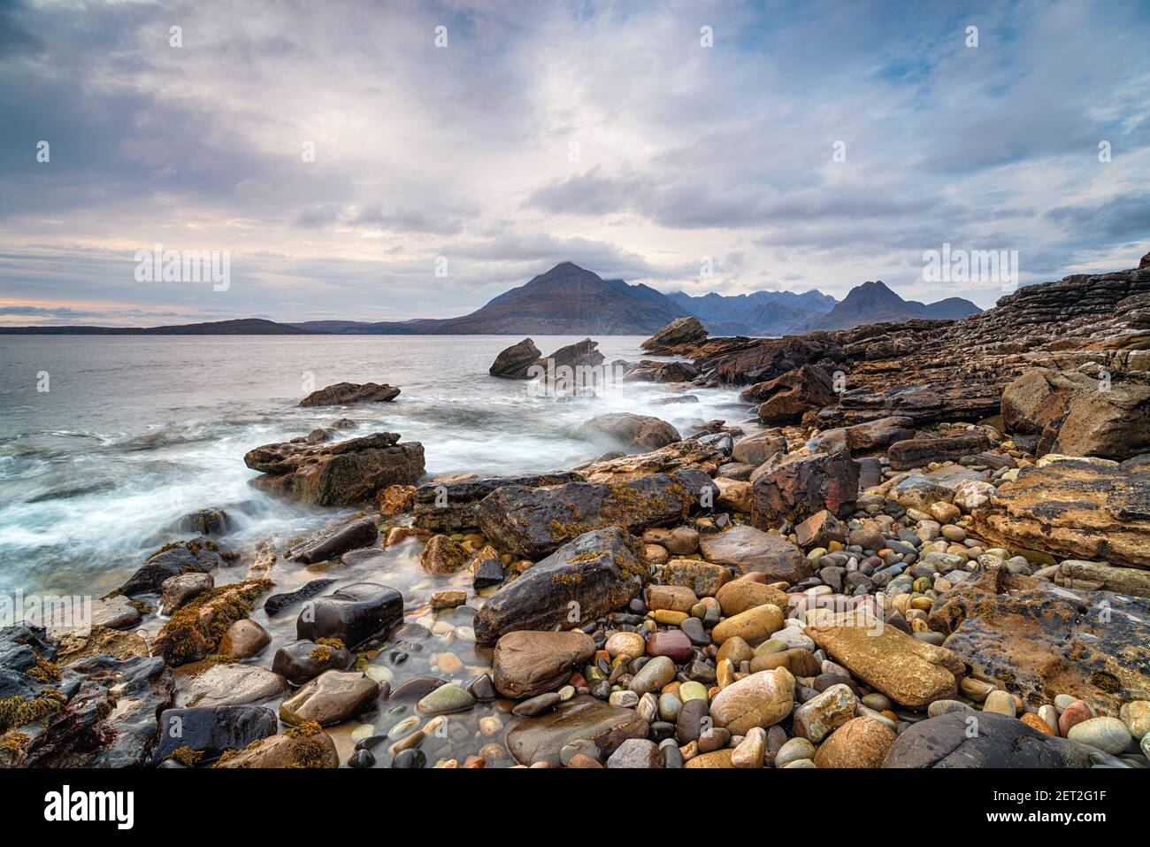 Espectaculares cielos y montañas desde la playa de Elgol on La Isla de Skye en Escocia Foto de stock