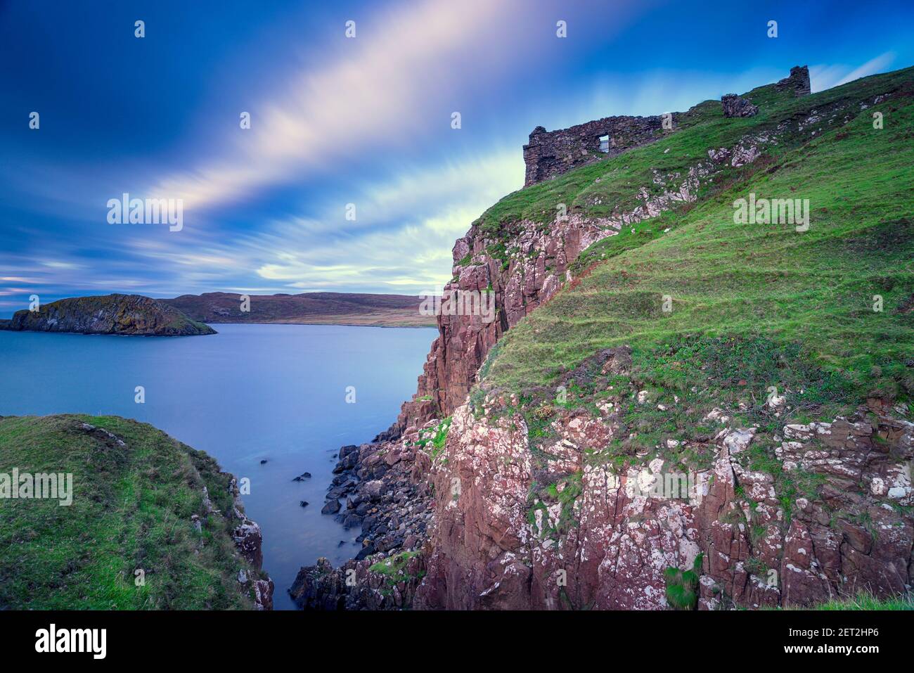 Los humildes restos del castillo de Duntulm encaramado en los acantilados La Isla de Skye en Escocia Foto de stock