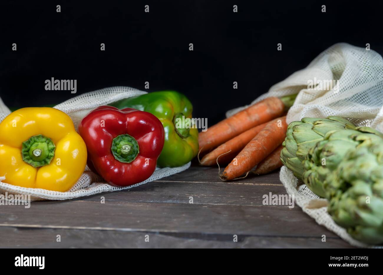 Cero residuos, concepto libre de plástico.verduras orgánicas frescas en bolsa de compras reutilizable. Comestibles en bolsas de algodón ecológico, estilo de vida sostenible. Foto de stock