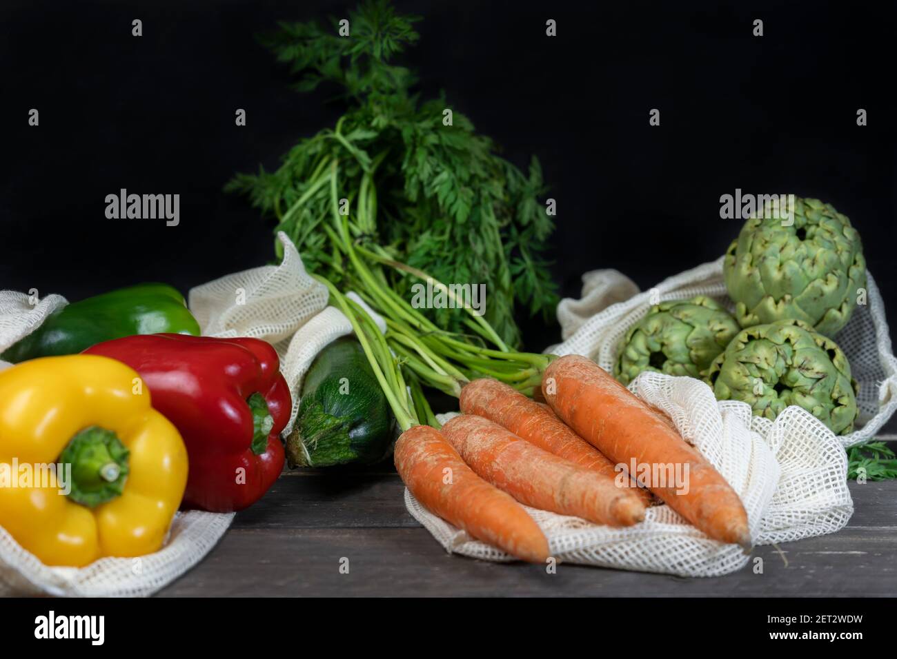 Verduras frescas en bolsa de compra reutilizable ecológica. Cero residuos, plástico Concepto gratuito .Gocerías en bolsas de algodón ecológicas, estilo de vida sostenible Foto de stock