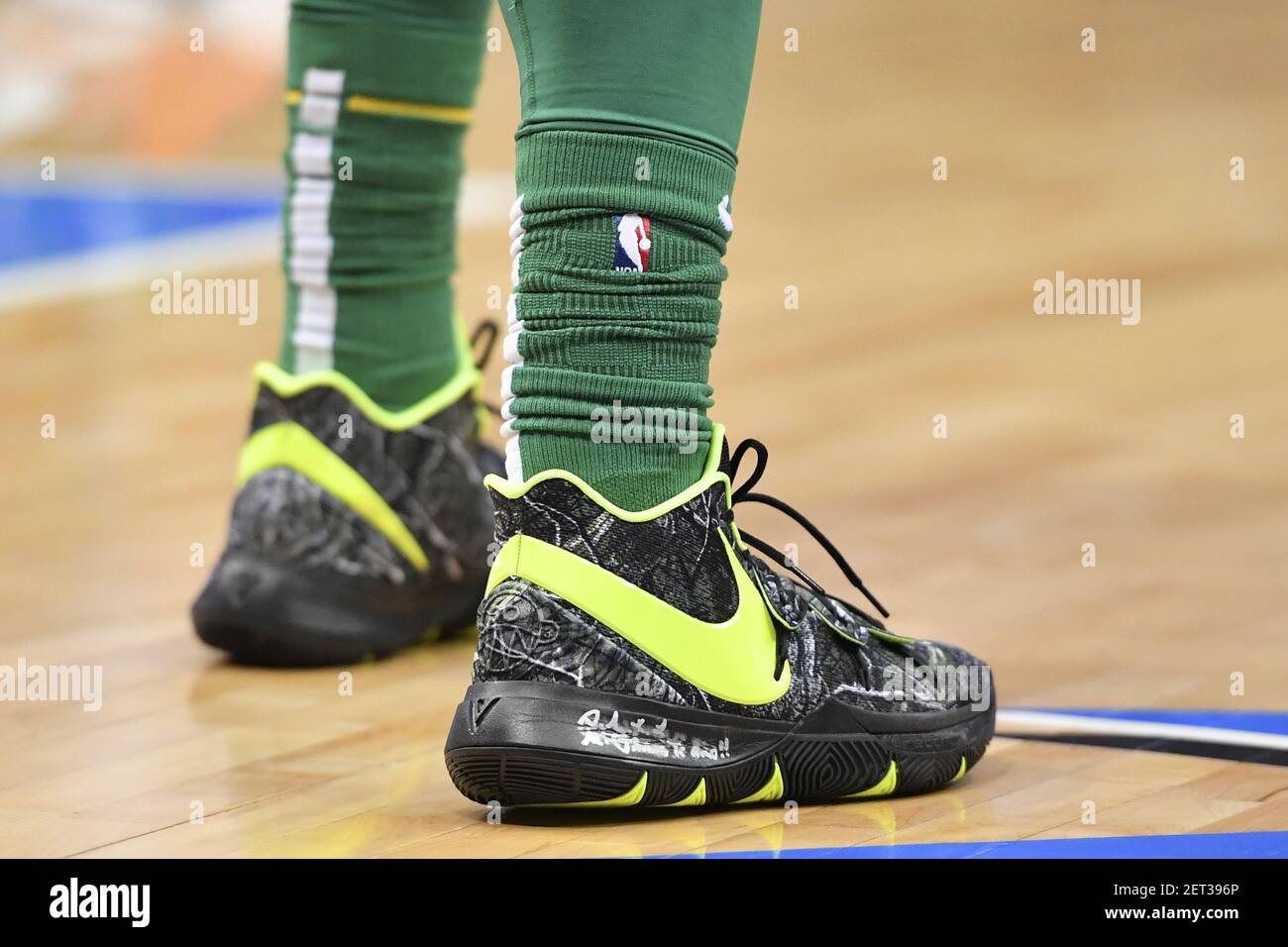 24 de noviembre de 2018; Dallas, TX, EE.UU.; Una vista de los zapatos de la  guardia de los Celtics de Boston Kyrie Irving (11) durante el juego entre  los Mavericks de Dallas