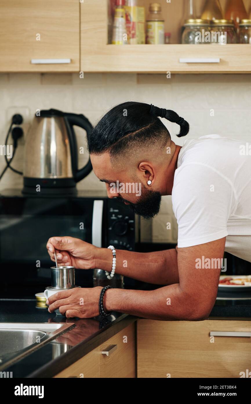 Hombre usando filtro de café vietnamita Fotografía de stock - Alamy