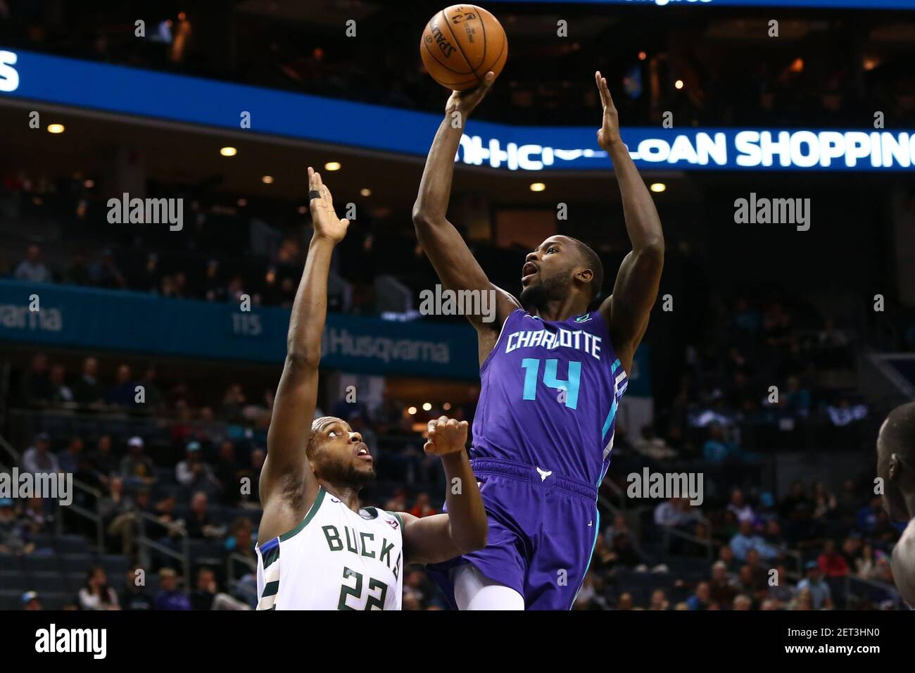 26 De Noviembre De 18 Charlotte Nc Ee Uu Charlotte Hornets Forward Michael Kidd Gilchrist 14 Dispara La Pelota Contra Milwaukee Bucks Forward Khris Middleton 22 En La Primera Mitad En Spectrum Center Credito