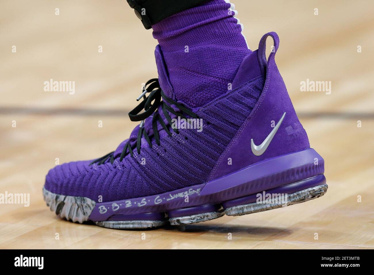 27 de noviembre de 2018; Denver, CO, EE.UU.; Una vista detallada de los  zapatos usados por los Angeles Lakers LeBron James (23) antes del partido  contra los Denver Nuggets en el Pepsi
