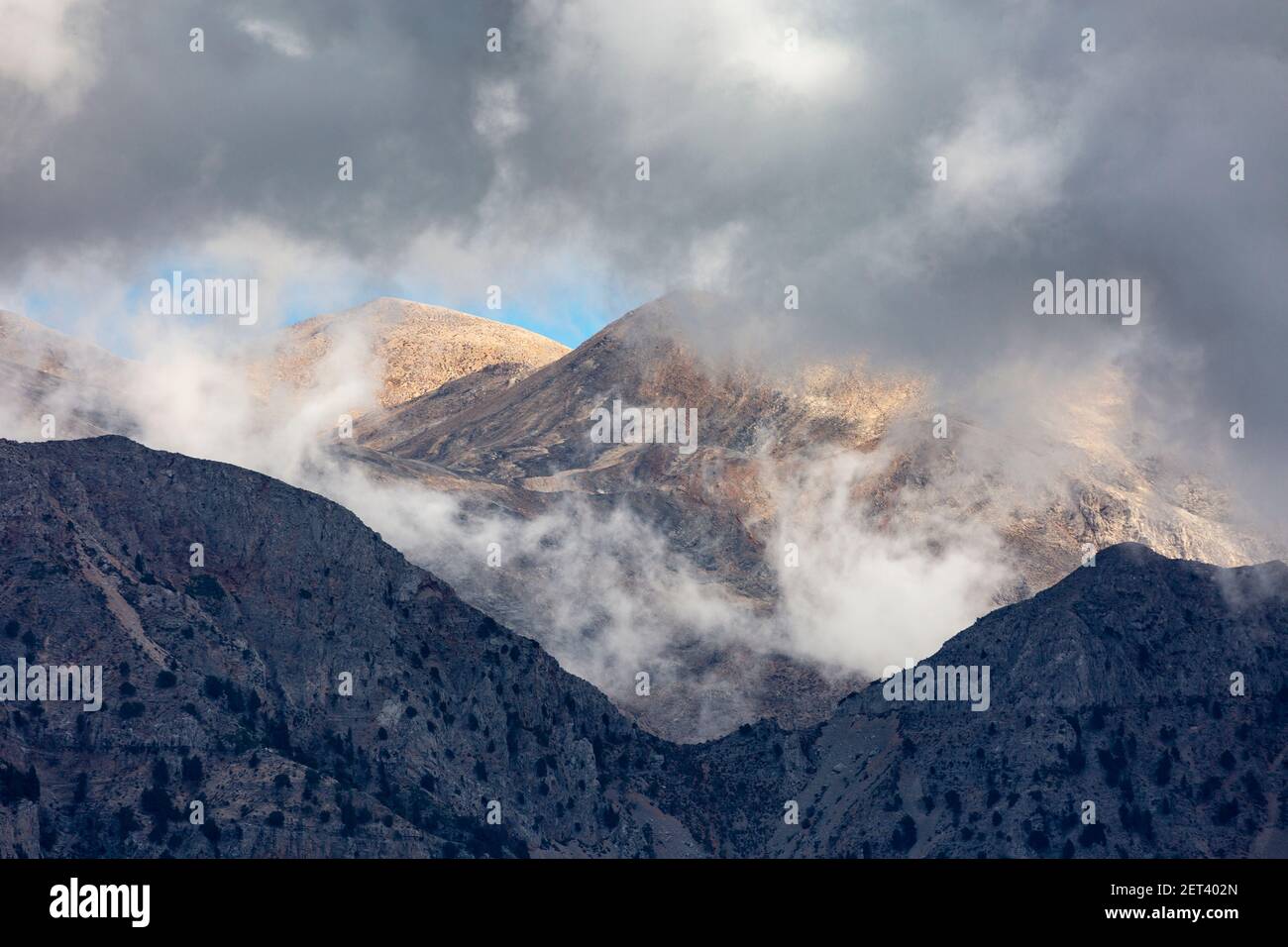 Las nubes de separación revelan una vista montañosa vista desde la cabecera de la garganta Samaria, Creta, Grecia Foto de stock