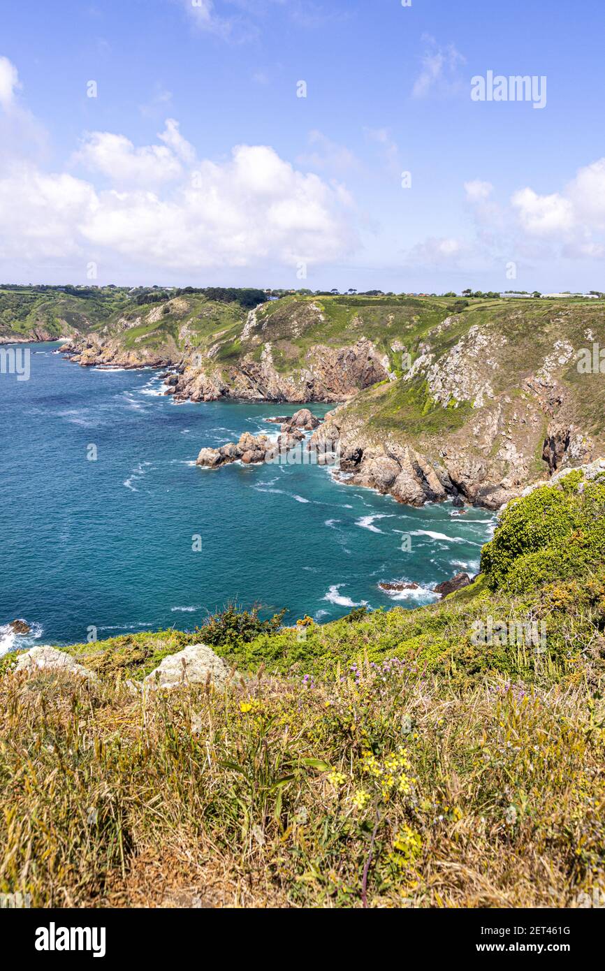 La hermosa costa sur escarpada de Guernsey, Islas del Canal Reino Unido visto desde Icart Point Foto de stock