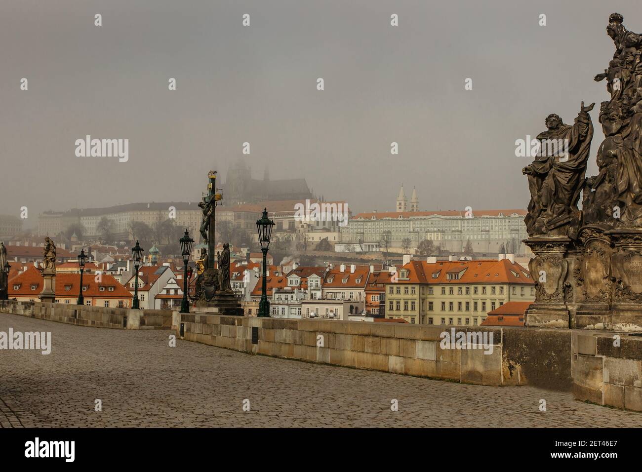 Vista postal del Castillo de Praga en niebla desde el Puente de Carlos, república Checa.destino turístico famoso.Praga panorama.Foggy mañana en la ciudad. Foto de stock