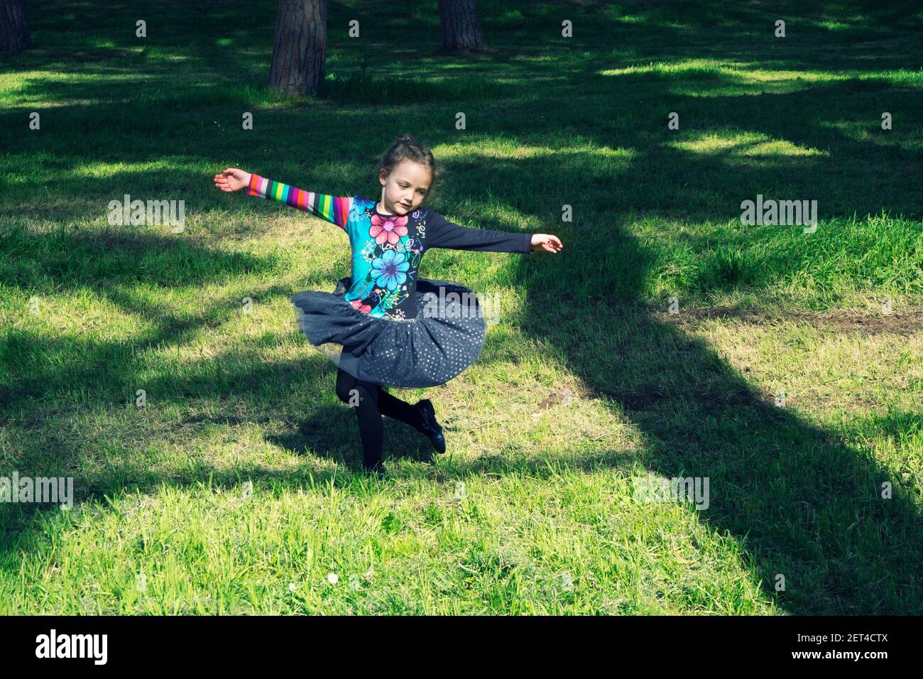 Niña bailando en un parque, Italia Foto de stock