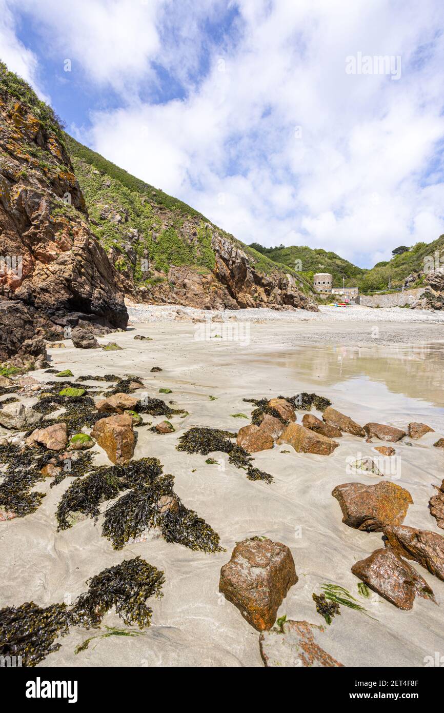 Formaciones rocosas en la Bahía de Petit Bot en la hermosa costa sur escarpada de Guernsey, Islas del Canal Reino Unido Foto de stock
