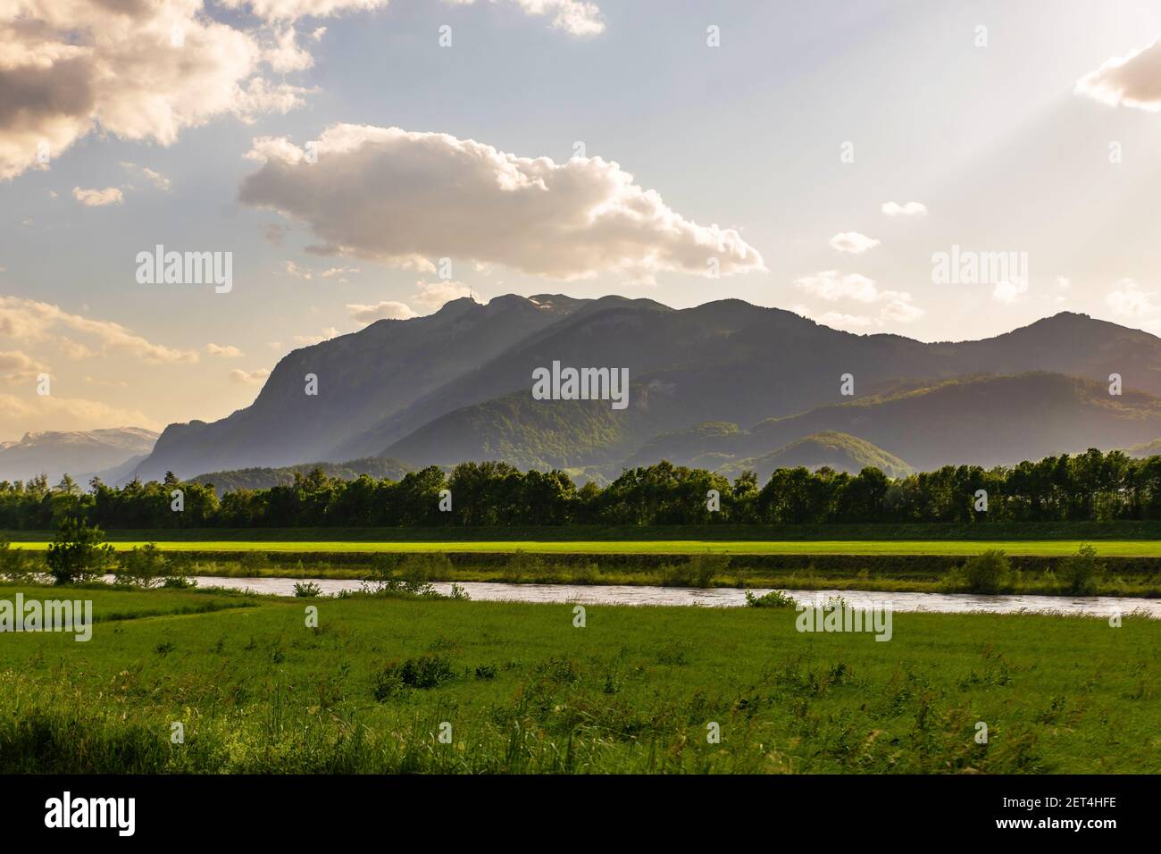 Suiza Alpes con colina Hoher Kasten detrás del río Rin, prados en el lado austriaco cerca de la aldea Koblach. Esta zona está en la frontera de 3 estados. Foto de stock
